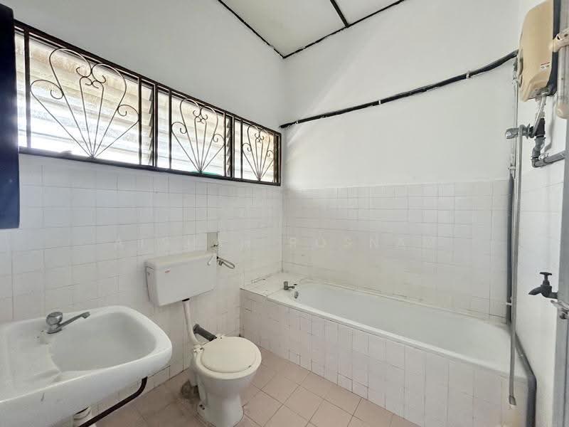 2-storey Terraced House for Sale in Taman Bukit Kajang Baru (Kajang) - Aishah Rosnam - Bathroom - PropertyGuru.com.my