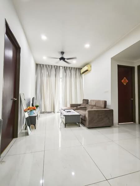 Kondominium untuk Disewa di Bay Laurel @ Country Garden Danga Bay - Stella Chia - Living Room - PropertyGuru.com.my