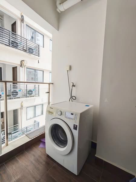 Kondominium untuk Disewa di Bay Laurel @ Country Garden Danga Bay - Stella Chia - Balcony - PropertyGuru.com.my