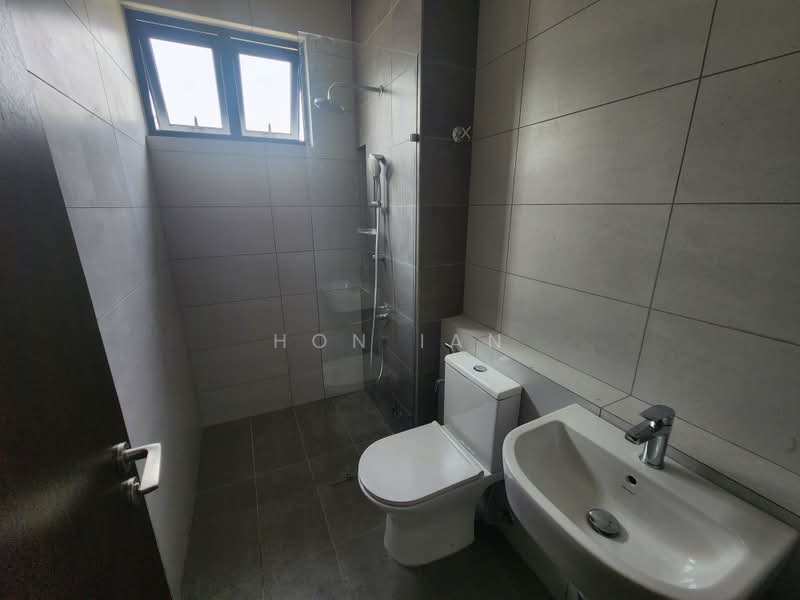 Semi-Detached House for Sale in Bandar Kinrara Seksyen 1 (Bandar Kinrara) - Hon Ian - Bathroom - PropertyGuru.com.my