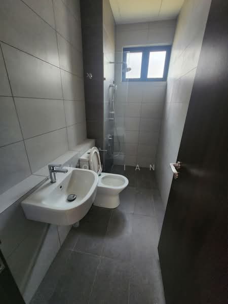 Semi-Detached House for Sale in Bandar Kinrara Seksyen 1 (Bandar Kinrara) - Hon Ian - Bathroom - PropertyGuru.com.my