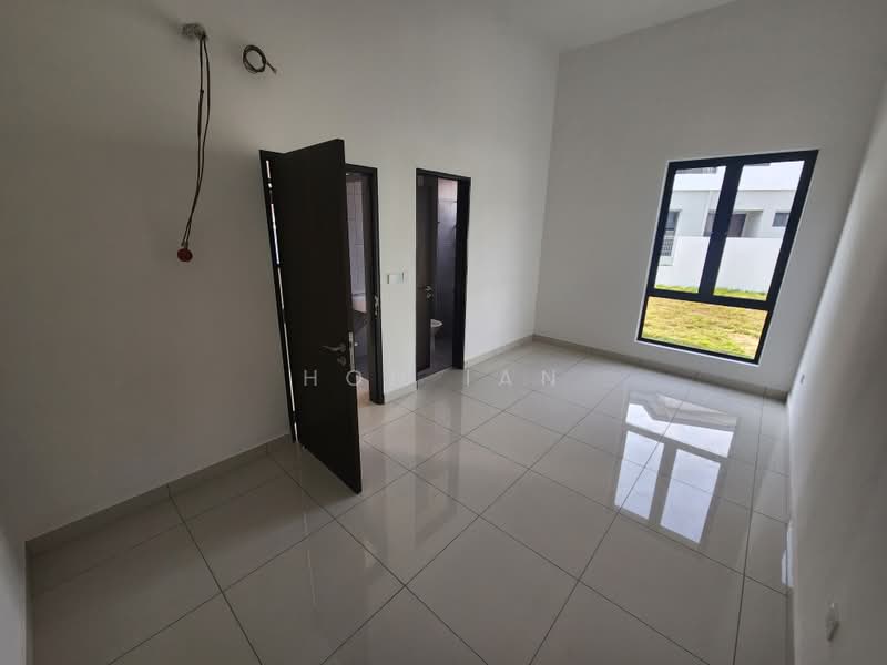 Semi-Detached House for Sale in Bandar Kinrara Seksyen 1 (Bandar Kinrara) - Hon Ian - Downstairs Bedroom - PropertyGuru.com.my
