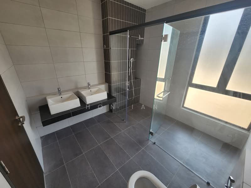 Semi-Detached House for Sale in Bandar Kinrara Seksyen 1 (Bandar Kinrara) - Hon Ian - Master Bathroom - PropertyGuru.com.my