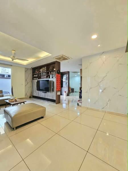 Cluster House for Sale in Taman Gaya (Ulu Tiram) - Ray Tung - Living Room - PropertyGuru.com.my