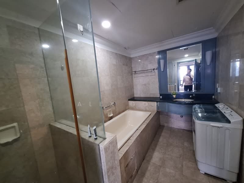 Servis Apartment untuk Dijual di Berjaya Times Square - Alex Goh - Bathroom - PropertyGuru.com.my
