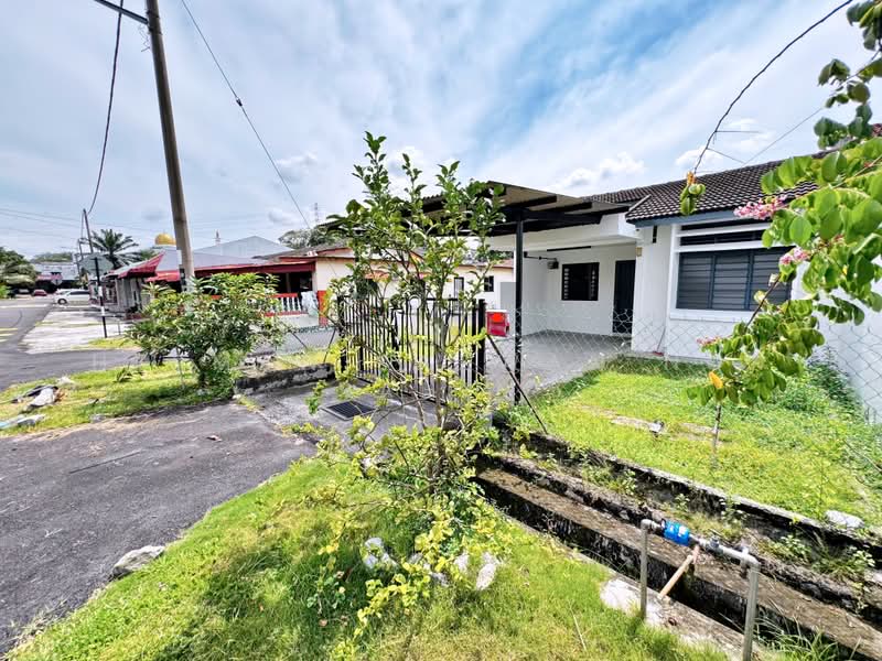 1-storey Terraced House for Sale in Seksyen 1 Bandar Baru Bangi (Bandar Baru Bangi) - Herman Sazwan Nor Rahim - Exterior - PropertyGuru.com.my