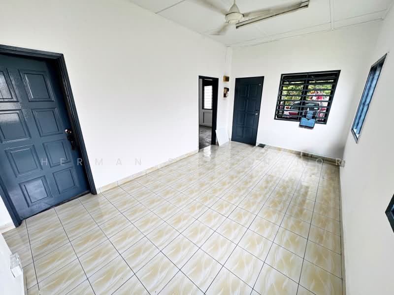 1-storey Terraced House for Sale in Seksyen 1 Bandar Baru Bangi (Bandar Baru Bangi) - Herman Sazwan Nor Rahim - Living Room - PropertyGuru.com.my