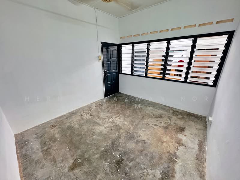 1-storey Terraced House for Sale in Seksyen 1 Bandar Baru Bangi (Bandar Baru Bangi) - Herman Sazwan Nor Rahim - Bedroom - PropertyGuru.com.my