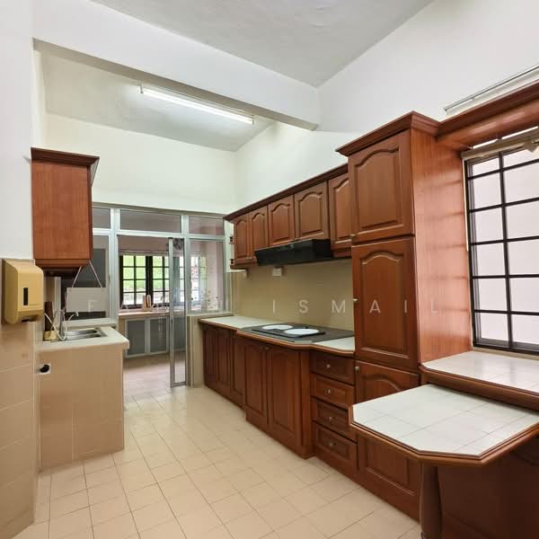 2.5-storey Terraced House for Sale in Ampang Jaya (Ampang) - Fatin Ismail - Kitchen - PropertyGuru.com.my