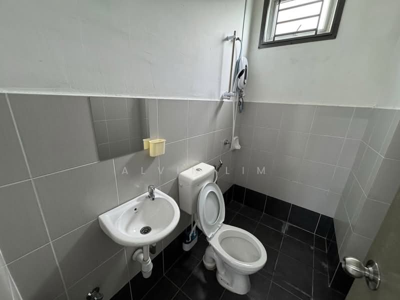 Pangsapuri untuk Disewa di Pangsapuri Pulai Mutiara - Alvin Lim - Bathroom - PropertyGuru.com.my