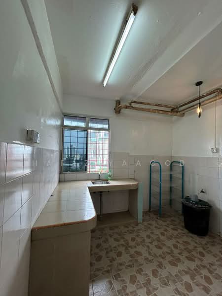 Rumah Flat untuk Dijual di Taman Desaria - Hafiz Yaacob - Kitchen - PropertyGuru.com.my
