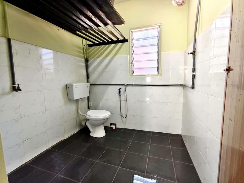 Rumah Flat untuk Dijual di PKNS Flat Seksyen 1 - BEN NG - Bathroom - PropertyGuru.com.my