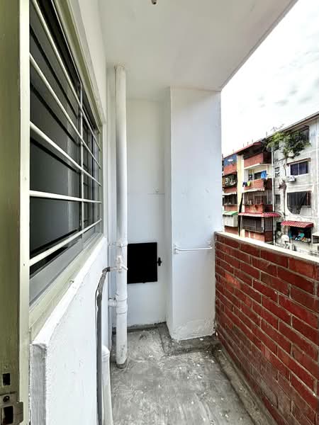Rumah Flat untuk Dijual di PKNS Flat Seksyen 1 - BEN NG - Balcony - PropertyGuru.com.my