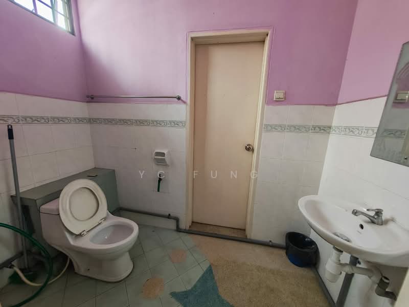 Rumah Teres 2 Tingkat untuk Disewa di Taman Suria (Johor Bahru) - YC Fung - Bathroom - PropertyGuru.com.my