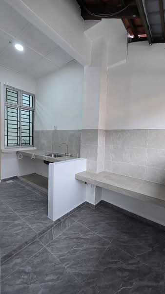 Rumah Teres 1.5 Tingkat untuk Dijual di Taman Pelangi Indah (Ulu Tiram) - Daniel Yong - Kitchen - PropertyGuru.com.my
