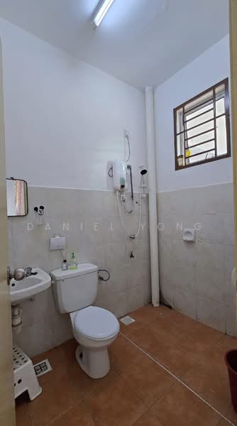 Rumah Teres 1.5 Tingkat untuk Dijual di Taman Pelangi Indah (Ulu Tiram) - Daniel Yong - Bathroom - PropertyGuru.com.my