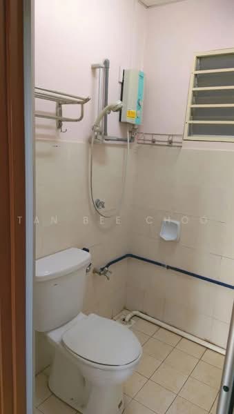Pangsapuri untuk Dijual di Baiduri Court Apartment - Tan Bee Choo - Bathroom - PropertyGuru.com.my