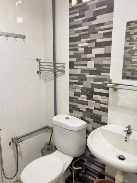 Kondominium untuk Disewa di Tanjung Park Condominium - Weng Sern - Bathroom - PropertyGuru.com.my