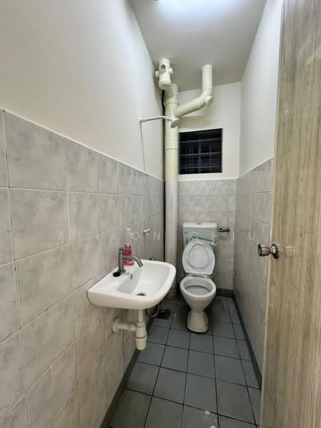 Pangsapuri untuk Dijual di Permai Apartment - Alison Chiu - Bathroom - PropertyGuru.com.my