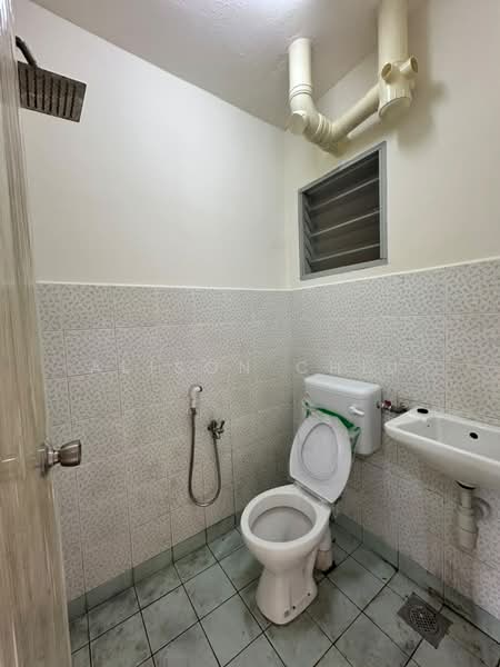Pangsapuri untuk Dijual di Permai Apartment - Alison Chiu - Bathroom - PropertyGuru.com.my