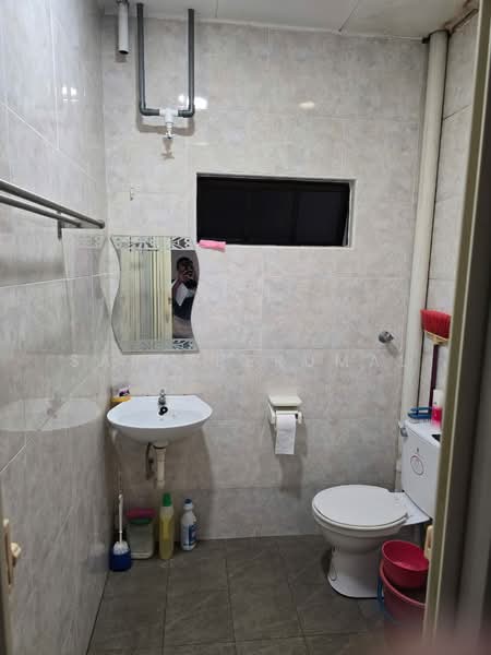 Rumah Teres untuk Dijual di Bandar Kinrara Seksyen 1 (Bandar Kinrara) - Sara Perumal - Bathroom - PropertyGuru.com.my
