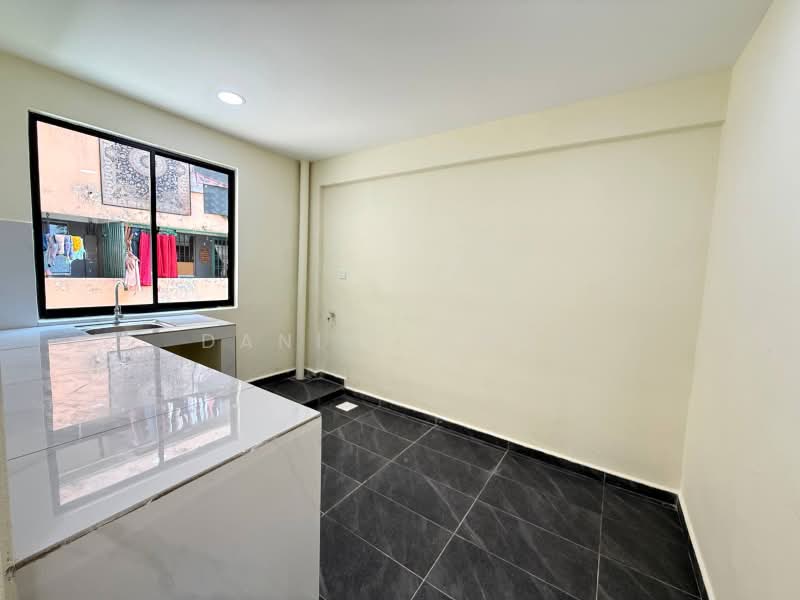 Flat for Sale at Flat Taman Rinting - Daniel Yong - Kitchen - PropertyGuru.com.my