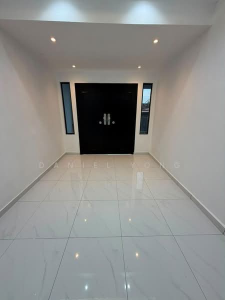 Rumah Teres 1 Tingkat untuk Dijual di Taman Universiti (Skudai) - Daniel Yong - Entrance - PropertyGuru.com.my