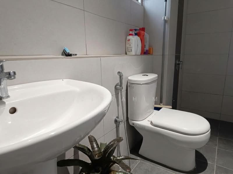 Kondominium untuk Disewa di Lake Point Residence - Azizirrahim . - Bathroom - PropertyGuru.com.my