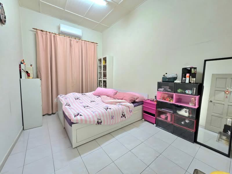 Rumah Teres 2 Tingkat untuk Dijual di Taman Desa Cemerlang (Ulu Tiram) - Tommy Tai - Bedroom - PropertyGuru.com.my