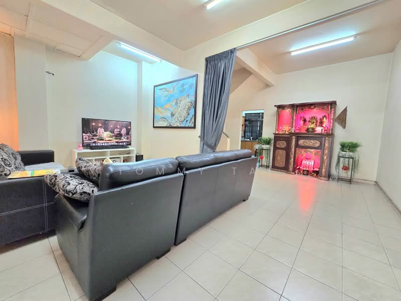 Rumah Teres 2 Tingkat untuk Dijual di Taman Desa Cemerlang (Ulu Tiram) - Tommy Tai - Living Room - PropertyGuru.com.my