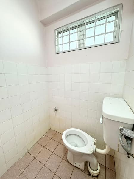 Pangsapuri untuk Dijual di Taman Cahaya - Vickky Wong CF - Bathroom - PropertyGuru.com.my