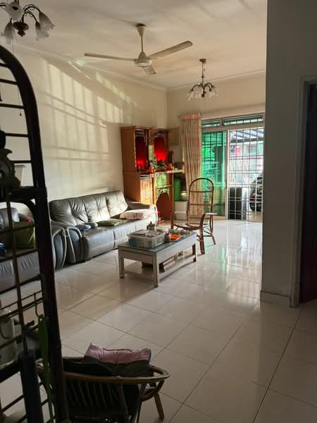 2-storey Terraced House for Sale in Taman Gaya (Ulu Tiram) - Cendy Chau - Living Room - PropertyGuru.com.my