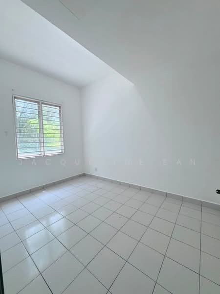 Rumah Teres 2 Tingkat untuk Disewa di Taman Tiara East (Semenyih) - Jacqueline San - Downstairs bedroom - PropertyGuru.com.my