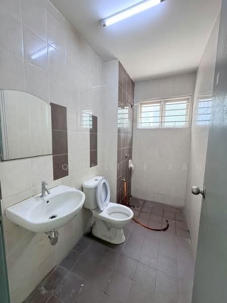 Rumah Teres 2 Tingkat untuk Disewa di Taman Tiara East (Semenyih) - Jacqueline San - Bathroom - PropertyGuru.com.my