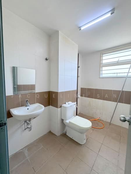 Rumah Teres 2 Tingkat untuk Disewa di Taman Tiara East (Semenyih) - Jacqueline San - Bathroom - PropertyGuru.com.my