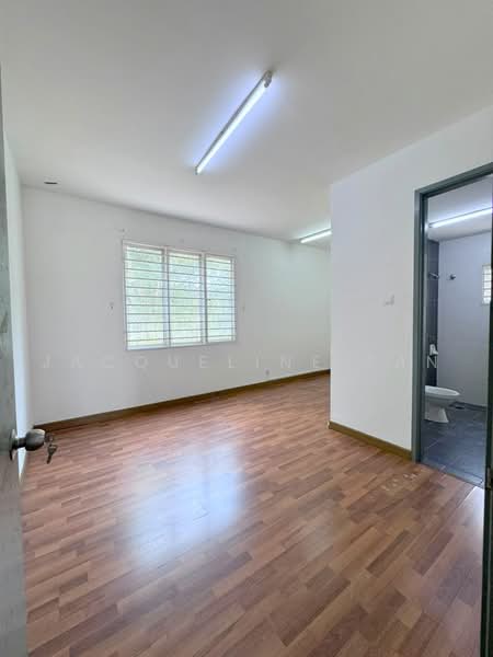 Rumah Teres 2 Tingkat untuk Disewa di Taman Tiara East (Semenyih) - Jacqueline San - Upstairs bedroom - PropertyGuru.com.my