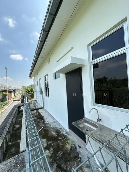 Rumah Teres 1 Tingkat untuk Dijual di Telok Panglima Garang (Selangor) - Lukman Hakim - Exterior - PropertyGuru.com.my