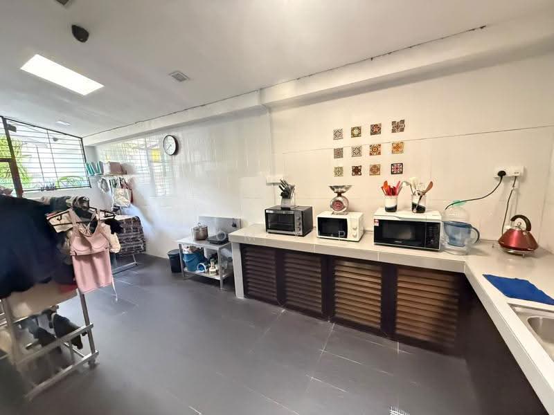 Semi-Detached House for Sale in Bukit Jelutong (Shah Alam) - Tom Yip - Kitchen - PropertyGuru.com.my