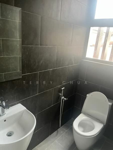 Rumah Teres 4.5 Tingkat untuk Dijual di Kampung Sungai Kayu Ara (Petaling Jaya) - Terry Chua - Bathroom - PropertyGuru.com.my