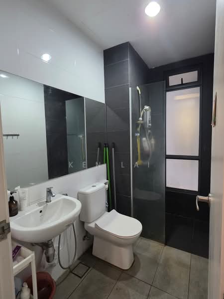 Servis Apartment untuk Dijual di Utropolis Suites 1 - Ken Lai - Bathroom - PropertyGuru.com.my