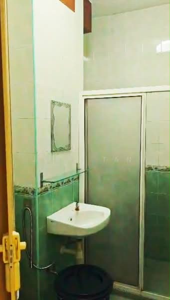 Pangsapuri untuk Disewa di Mawar Apartment - Jerry Tan - Bathroom - PropertyGuru.com.my