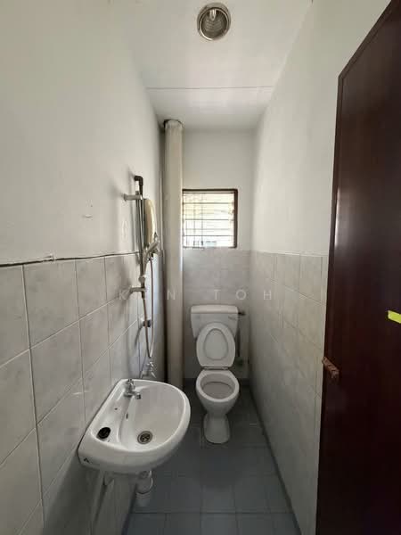 Pangsapuri untuk Dijual di Permai Apartment - Ken Toh - Bathroom - PropertyGuru.com.my