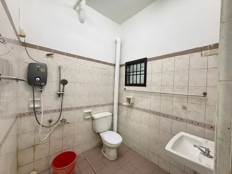 1.5-storey Terraced House for Sale in Bandar Seri Alam (Masai) - Shu Ean Tiong - Bathroom - PropertyGuru.com.my