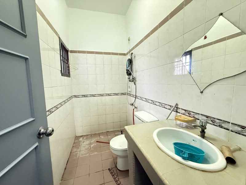 1.5-storey Terraced House for Sale in Bandar Seri Alam (Masai) - Shu Ean Tiong - Bathroom - PropertyGuru.com.my