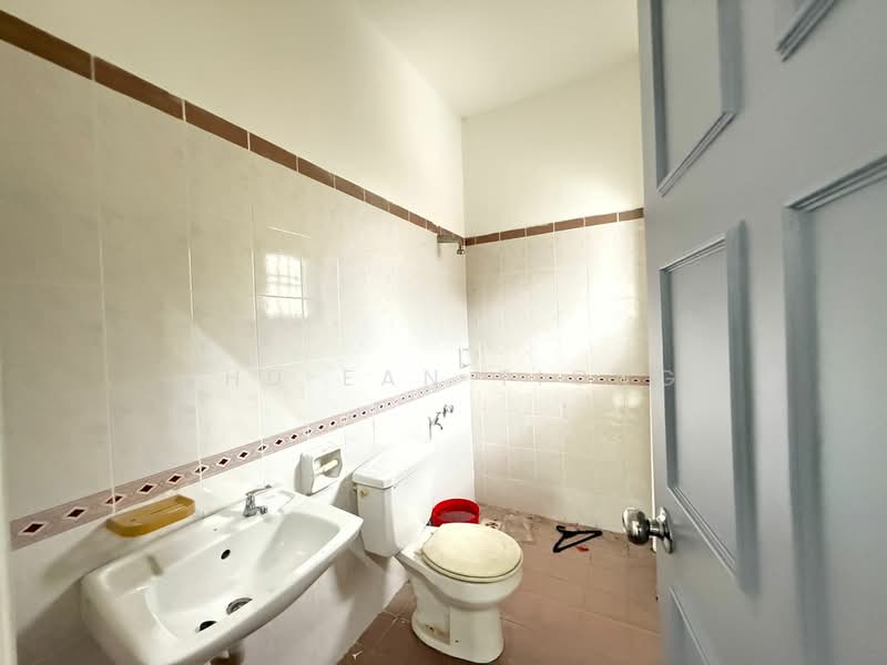 1.5-storey Terraced House for Sale in Bandar Seri Alam (Masai) - Shu Ean Tiong - Bathroom - PropertyGuru.com.my