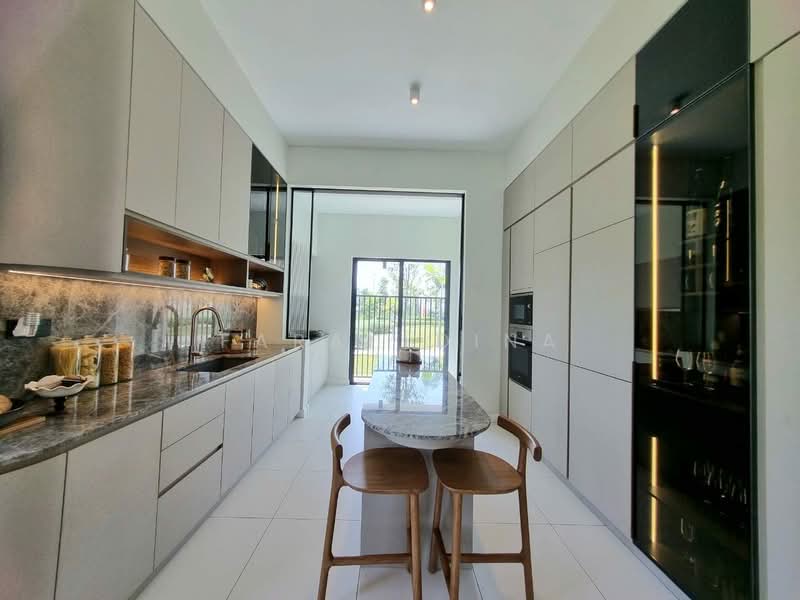 3-storey Terraced House for Sale in Seksyen U15 (Shah Alam) - Farah Dina - Kitchen - PropertyGuru.com.my