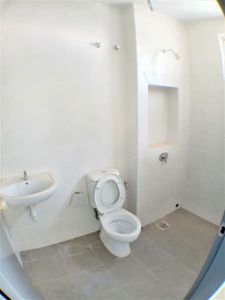 Rumah Teres 2 Tingkat untuk Dijual di Bandar Saujana Putra (Tanjong Duabelas) - Michelle Lee - Bathroom - PropertyGuru.com.my