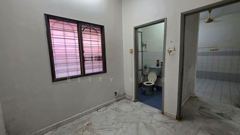 Rumah Teres untuk Dijual di Usj 12 (Subang Jaya) - Betty Ning - Bathroom - PropertyGuru.com.my