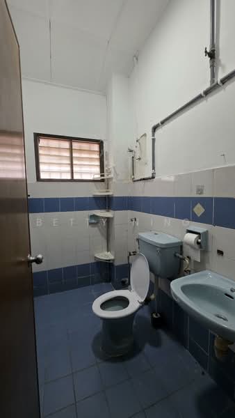 Rumah Teres untuk Dijual di Usj 12 (Subang Jaya) - Betty Ning - Bathroom - PropertyGuru.com.my
