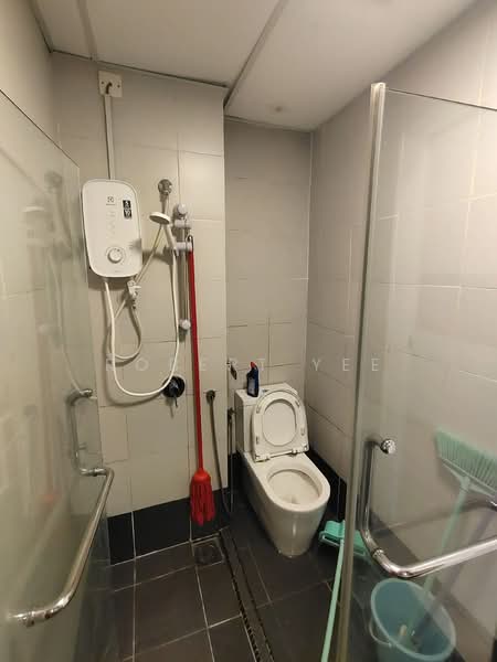 Servis Apartment untuk Disewa di Centrestage Designer Suite - Robert Yee - Bathroom - PropertyGuru.com.my